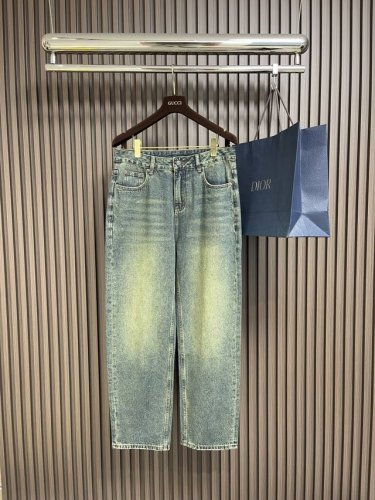 Fendi 新款牛仔裤，订制进口丹宁布料，质感卓然。经典五袋设计，后袋刺绣 Logo标识设计，原厂一致五金辅料，细节做到极致，出品堪称完美。尺码：30-38 无