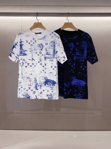 新品 香港贸易公司货.2025春夏新款 Vu*Tton 渐变人文标识印花男士圆领短袖T恤。设计师对品牌进行别具一格的创新演绎，将渐变人文老花标识，通过立体胶印工