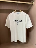 prad 官网同款 官网同款 官网同款 重磅推荐！2025Ss夏装新品 专柜在售 最新系列图案Logo短袖T恤 必须人手一件的节奏！进口顶极精梳棉面料，极为亲肤
