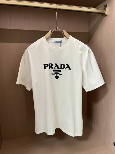 prad 官网同款 官网同款 官网同款 重磅推荐！2025Ss夏装新品 专柜在售 最新系列图案Logo短袖T恤 必须人手一件的节奏！进口顶极精梳棉面料，极为亲肤