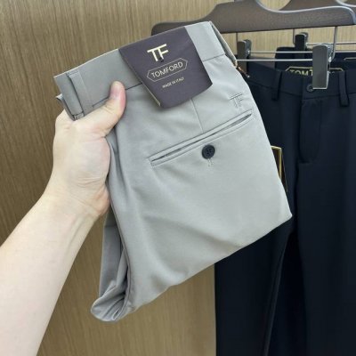 tf 2540Ss春夏新品，官网同步有售，男士高端商务休闲西裤，高端进口面料，带弹力，后面采用硅胶字母压胶，五搭配，即经典又时尚，合体裁缝，上身效果无约束感 ，