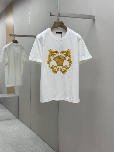 versace 25Ss春夏新款首发专柜最新圆领T恤 高端订制 设计前卫时尚 品牌Logo重工艺设计 高端定制240克面料.手感柔软.穿着舒适.专柜级别精致车线