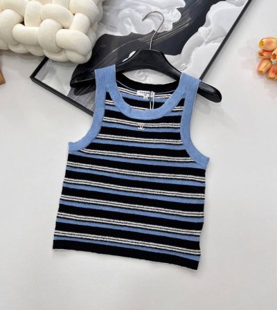 chanel25Ss早春新款毛圈针织条纹背心丨高版出品！挖肩挂脖背心版型 通体满铺彩色条纹 重工钩针明显毛料质感 撞色挖肩带修饰肩部 与大身形成碰撞 露出锁骨优