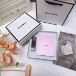 chanel粉邂逅58#两件套礼盒 情人节礼物礼盒套装包含：香奈儿粉邂逅香水100Ml，香奈儿正装按压口红58#充满少女心，又很高级，很有品质的一款礼盒香奈儿的