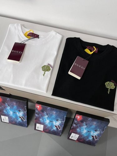 盒装短袖 2025Ss春夏Gucci花朵刺绣短袖T，码数Xs-L 略同于平常M-2Xl ，男女同款，宽松版型，可参考文末尺码表，不用刻意加号。 Gucci小Lo