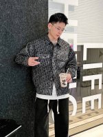 p310 Dior迪奥新款老花满Logo压花夹克牛仔外套 采用灰色调棉质混纺斜纹面料精心制作，通体饰以激光印花Obliue印花饰以做旧效果。渐变的灰色调牛仔外套