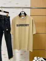 巴宝莉单穿打底都是首选 高定面料纯棉面料！2025春夏新品短袖时尚经典圆领短袖时尚单品设计，更加时尚舒适，高标准定制，上身非常有型，胸前品牌经典Logo 图案