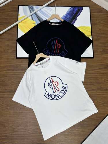 蒙口刺绣大标情侣短袖Moncler 蒙口两色红蓝白黑拼色立体大标刺绣标情侣款短袖T恤 Moncler蒙口短袖T恤的价格p其实蛮有优势的 去过专柜的应该都知道蒙口