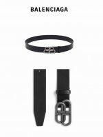 balenciaga巴黎世家双B男士Bb扣皮带腰带，银色扣头黑色扣头，配全套包装打孔器。巴黎世家腰带更是设计的杰作。标志性的品牌标识，醒目却又不失优雅，以一种恰