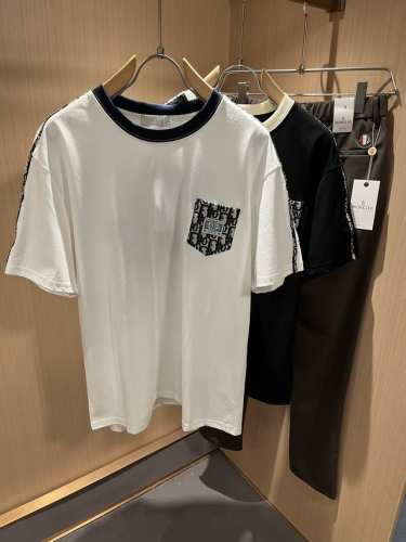 p180 Dio*迪家 2025春夏新款男女同款短袖T恤，专柜同步发售！定制专属260克纯棉面料，定制原版工艺螺纹，胸前Logo图案口袋设计！简约大方，从容百搭