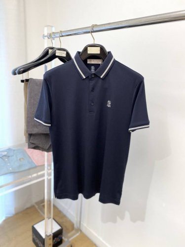Brunello Cucinelli 2025最新款短袖T恤 帅气时尚 胸前精致刺绣图案Logo 简约百搭款 面料棉 不仅挺括 保持潮流的廓形 又穿着舒适 纱织