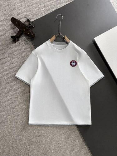 隔天出货 Gucci 2025夏季新款 顶级品质 区别通货 重磅推出双纱纯棉面料短袖 春夏走秀款 个性独家款式 男女同款 采用进口定制定染面料 后领锁链底全包肩