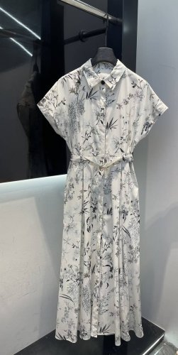 新款* 衬衫连衣裙出货 25夏季系列新款 素雅水墨画印花衬衫连衣裙 翻领单排扣落肩设计 配腰带 选用亲肤棉质面料饰有别致的水墨图案 采用拼接式裙摆绑带设计 上身