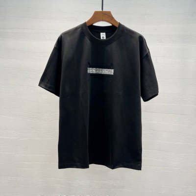 马J拉 2025夏季新款短袖 走秀款 今年最新最设计 非常洋气 独家定制原版纯棉面料 最新图案设计 垂感超好不易褶皱 不起球 透气舒适 细节走线完美无瑕疵 上身