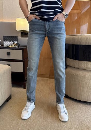 阿玛尼 2025Ss蛇年春夏贺岁款牛仔裤。原单1:1制作，日常必备的完美之选，简单大气亦时尚有型，定制进口丹宁面料 ，重工洗水工艺，做工复杂工艺精湛。轻松迎合四