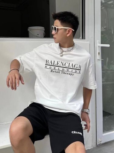 巴黎世家 Balenciaga 品牌潮流Logo印花短袖T恤 采用客供定制双股纯棉面料 上身极致舒适透气 标志性Logo元素为单品增添设计感 营造出简约大气风格
