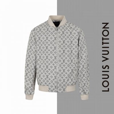 款号 G60 Lv 满印提花立领牛仔外套 Louisvuitton 专柜一致外套 面料：定制原版暗纹提花高密度牛仔面料 工艺：Zp 一致满印花提花工艺 辅料：三