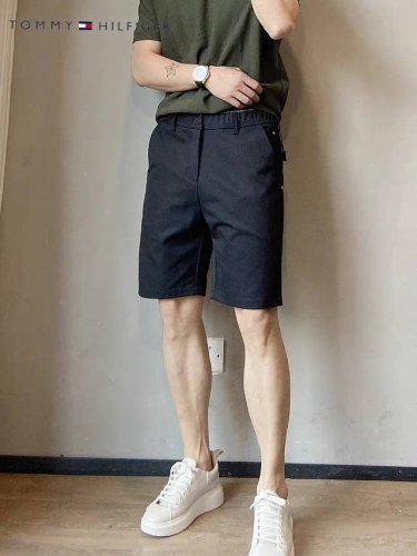 tommy 汤米2025夏季新款男士商务休闲夏季纯棉薄款短裤子西裤！ 新品上市！高端奢华，低调大气！ 精典裤型，时尚设计！ 裤腿至腿脚微微修身贴合腿型！ 简洁的