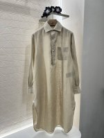 zm*2025新品上架 翻领素色衬衫长裙 定制Yb天然亚麻材质 肌理明显 天然养肤 翻领正肩宽松衬衫裙剪裁 低饱和3色可选 胸前口袋设计搭配侧裙摆刺绣徽标装饰