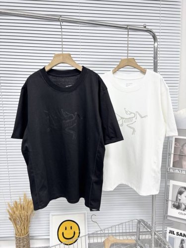 Arcteryx始祖鸟Envoy Arc'word 品牌 Logo徽标透气圆领宽松短袖T恤 男女同款 这款Einvoy采用柔软、重磅的240Gsm 面料，融合舒
