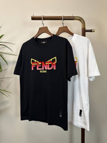 fd 芬迪2025新款 圆领 短袖 T恤 高端版本！专柜定制面料 透气舒适度高，细节无可挑剔，品牌元素设计理念，体现高品质。手感细腻柔软！呈现休闲裁剪，上身版型