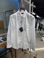 2025 Sspr*Da 男士棉质长袖抗皱衬衫 贸易渠道货品！！ 这款棉质衬衫呈现直筒版型和尖领设计，三角形徽标化身为贴布装点于胸前口袋，演变为阐释品牌身份的精
