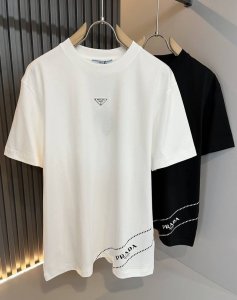 prad*A普*达2025春夏新款男女同款短袖T恤，最新款全网独家首上！！~既经典有时尚百搭，谁不爱啊，将经典再次展现，非常的耐看，自带低奢光环与辨识度！Pr*