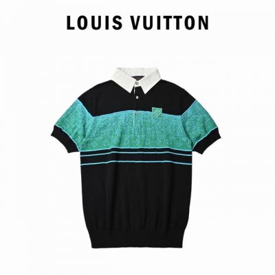 louis Vuitton 路易威登 绿色拼接Polo短袖衬衫 它是针织材质，手感柔软细腻，贴身穿特别舒服，亲肤又透气。经典的 Polo 领设计，自带优雅气质，