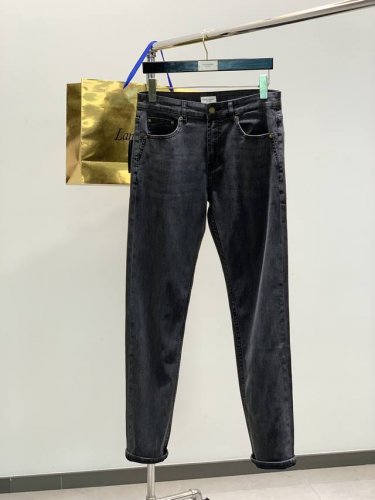 saint Laurent 圣罗兰，2025春季最新品，专柜同步有售，原单狠货，水洗休闲牛仔裤，进口原版水洗弹力面料，舒适有弹性，顶级印花工艺字母图案装饰Log