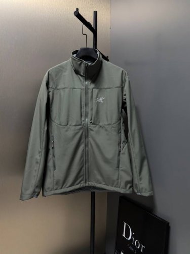 Arc’Teryx ｜Gamms Mx 软壳冲锋衣 工艺说明：采用定制客供面料，户外运动梭织防风速干透气软壳 版型立体裁剪，全身多处拼接，多种拉链口，精致刺绣L