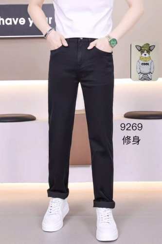 p240【蒙口】高品质 2025官网高端新品原单少数帅爆牛仔裤，百分百原单 百搭神器！今年最新流行的风格设计款式，采用进口土耳其的棉花制作成的单宁布，上身舒适，