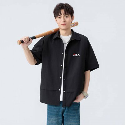 上新 Fila 斐乐休闲短袖衬衫，最新款时髦显瘦，衣服的造型很简单，又不失设计感，简洁的翻领，采用新款面料材质，挺阔有型，超多网红明星上身，可随意搭配，利落大方