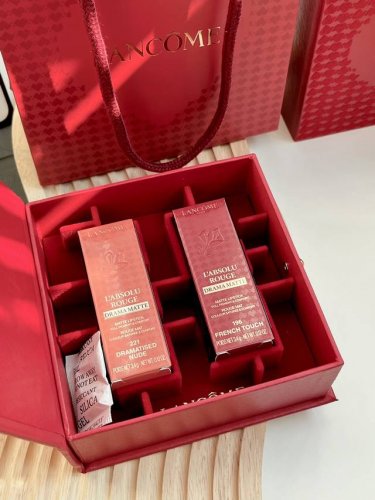兰蔻 新品 寻爱 限定口红两只礼盒正装两件套 配套手提袋 兰蔻 新品寻爱限定来啦～兰蔻寻爱限定真的美疯了 外壳是毛绒绒的立体小爱心膏体做了同款浮雕～从内到外的一