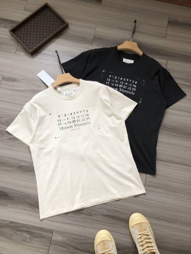 maisonmargiela丨 马吉拉 数字字母Logo复古印花 男女款圆领短袖T恤. 颜色：水洗白 水洗黑黑. 面料：定织定染原版纯棉平纹面料. 工艺：水性丝