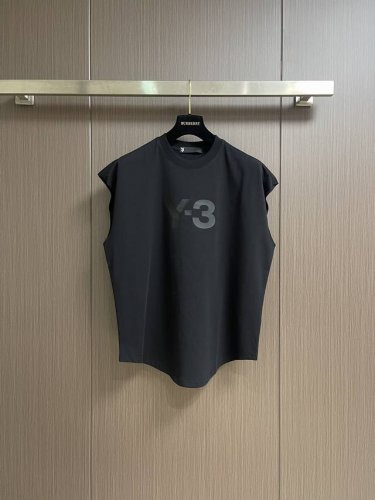 y3 2025Ss新款圆领无袖T恤背心 采用进口棉材质制作而成 柔软的面料触感 贴身穿着亲肤舒适 经典的Y3字母图案设计 非常的新颖且极具辨识度 经典的版型裁剪