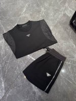 prada 男士休闲圆领短袖短裤套装 胸前经典品牌Logo修饰 全面进化领边罗纹工艺技术 高难度拼接面料拉链设计 将品牌艺术进一步得到升华 简约不简单 品相与面