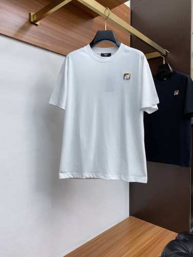芬迪 M-3Xl Ss新工艺Logo高品质纯棉质阔版圆领男士短袖T恤，新季新推系列将标识巧妙融入设计，塑就一系列充满复古风情的运动风单品。在这款百搭T恤上，带着