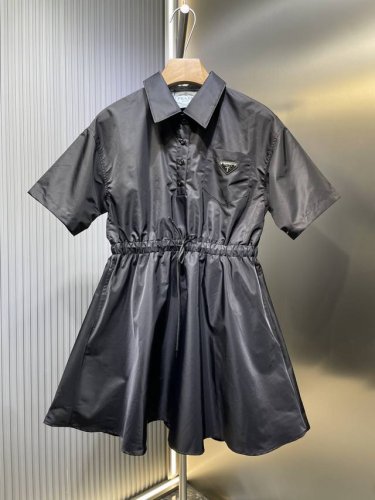 prada 顶级复刻 25夏季新品短袖连衣裙 低调奢华又高级版型不挑人上身巨显瘦可甜可盐的休闲慵懒风，定制原版开发面料 Size：Sml