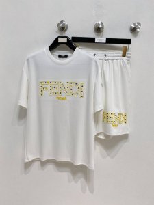 Fendi 芬迪 高端定制 2025春夏新款首发专柜最新款短袖短裤休闲套装 高端订制 设计前卫时尚 品牌Logo重工艺设计 高端定制纯棉面料.手感柔软.穿着舒适