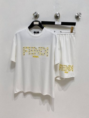 Fendi 芬迪 高端定制 2025春夏新款首发专柜最新款短袖短裤休闲套装 高端订制 设计前卫时尚 品牌Logo重工艺设计 高端定制纯棉面料.手感柔软.穿着舒适