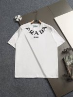 prad*微宽版型Xs-L 普拉达 25Ss新款胸前印花短袖T恤，这款T恤融运动风极简主义设计和精美细节于一身。拼接了进口家独家布料，前胸的prada 涂珐琅三