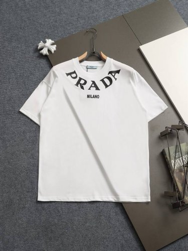 prad*微宽版型Xs-L 普拉达 25Ss新款胸前印花短袖T恤，这款T恤融运动风极简主义设计和精美细节于一身。拼接了进口家独家布料，前胸的prada 涂珐琅三