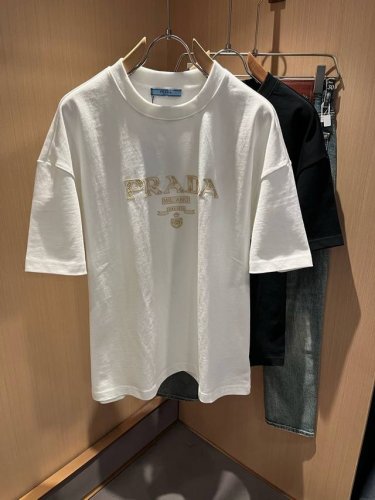 prad*A普*达2025春夏新款男女同款短袖T恤 最新款全网独家首上 ~既经典有时尚百搭 谁不爱啊 将经典再次展现 非常的耐看 自带低奢光环与辨识度 pr*D