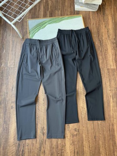 夏日出行，还在被黏腻、闷热的裤子困扰？迪桑特男士夏季速干长裤，为你排忧解难。 这款长裤采用品牌独有的高科技速干面料，锦纶速干。能迅速吸收并扩散汗水，保持腿部干爽