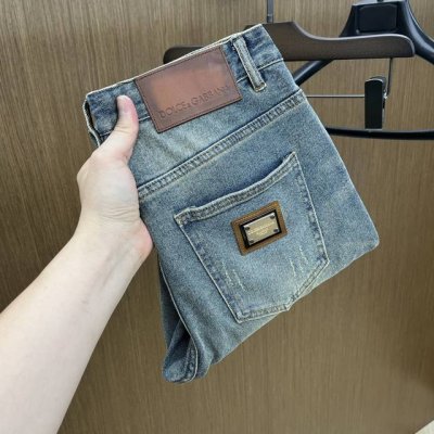 Dg Ss春夏爆款新品 秋冬牛仔裤柔软亲肤面料 重工定位洗水 专柜限量款 奢华感订制头层皮铭牌 工艺+洗水外贸品质感细节处理满满到位 这颜色绝对爱了爱了专柜秋冬