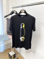 范思哲 2025最新款短袖T恤 帅气时尚 胸前顶级印花图案Logo 简约百搭款 面料棉 不仅挺括 保持潮流的廓形 又穿着舒适 纱织更细腻 码数M-3Xl