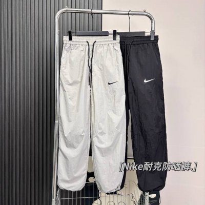耐克Nike夏季防晒速干运动长裤 此款采用速干面料 穿上轻薄舒适好穿不闷汗 拼接版型设计 直筒裤型 脚口可调节松紧 男女同款情侣百搭 质量放心入手 颜色:黑色