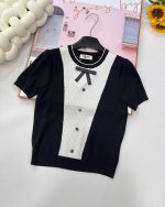 miumiu新款蝴蝶结撞色针织短袖，黑白撞色大胆且经典，鲜明色块拼接，瞬间打破常规，营造出强烈的视觉张力，彰显出不拘一格的潮流态度。 领口蝴蝶结灵动俏皮，似一只
