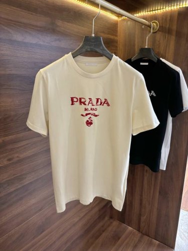 new# Prada 普拉达 专柜同款春夏男士新款简约款圆领短袖T恤。进口定织面料，主打穿着舒适、面料手感丝滑柔软，透气亲肤性极佳，着身无比的舒适，整体质感相当