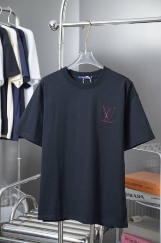 LV 25Ss早春新款 撞色贴布字母Logo短袖 轻奢主义 男女日常通勤穿搭必备单品 正确版本 欢迎对比 详细特征 320克 % 纯棉双纱汗布面料 同缸定染特种